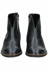 Botas de cuero negras hasta el tobillo con una apertura en forma de V en la parte frontal y cremalleras laterales. Presentan una suela de goma plana con un acento marrón.