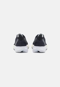 adidas Performance ADIZERO ADIOS 8 - Sapatos para corrida em estrada - carbon/footwear white/core black