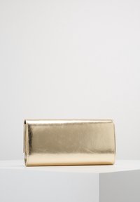 Złota, metaliczna kopertówka z eko skóry o prostokątnym kształcie, gładkiej fakturze i przeszywanych krawędziach. Brak widocznych okuć lub ozdób.
