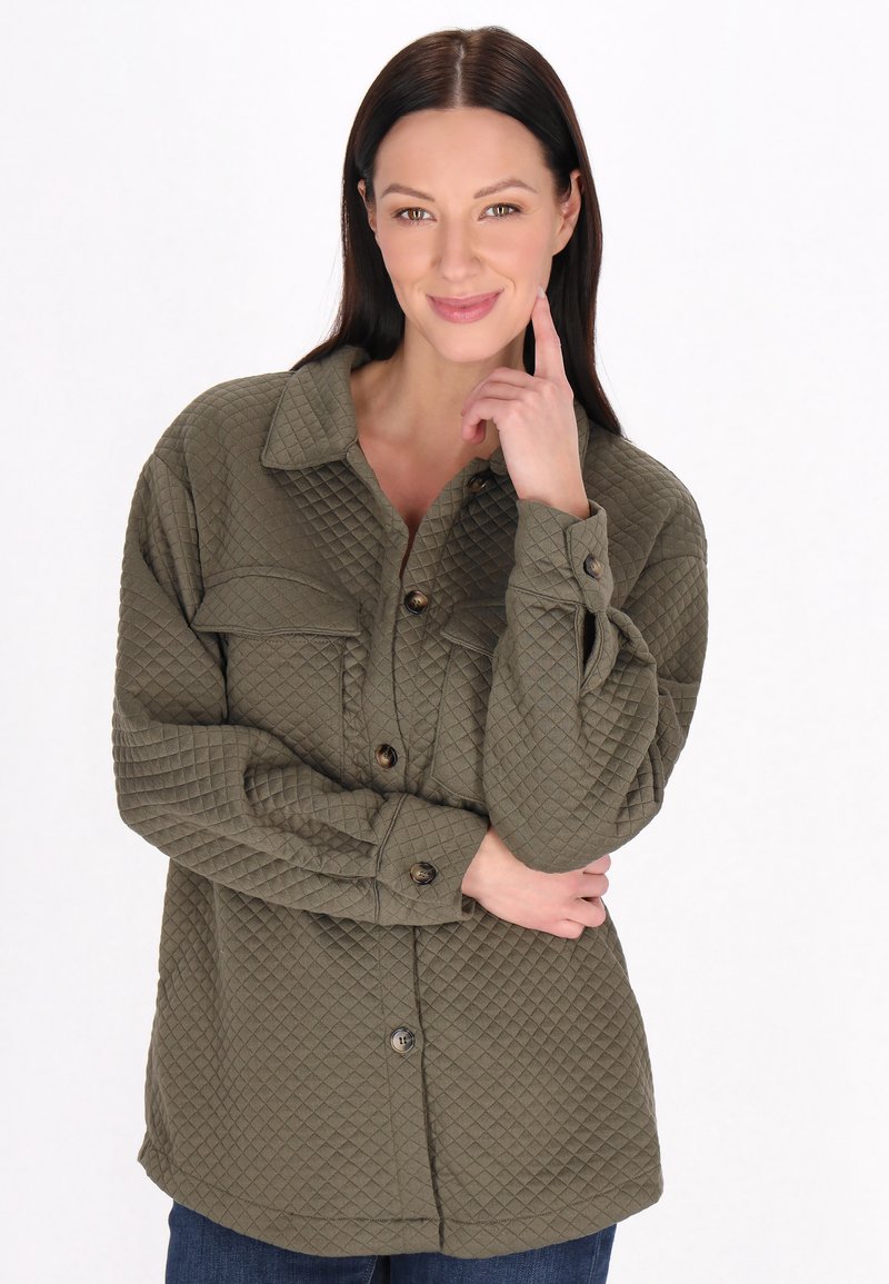 Giacca camicia trapuntata verde oliva con grandi tasche sul petto, chiusura a bottoni e maniche con polsini; tessuto testurizzato con motivo a rombi.