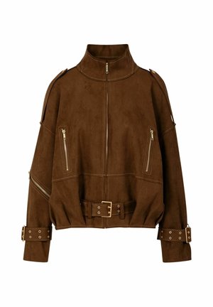 Brūns zamša žakete ar augstu apkakli, priekšējām rāvējslēdzēja kabatām, platiem piedurknēm un jostu ar zelta aksesuāriem.