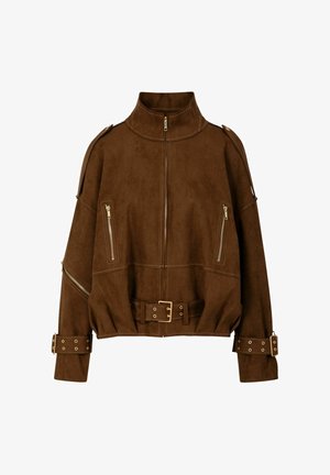 Brūns zamša žakete ar augstu apkakli, priekšējām rāvējslēdzēja kabatām, platiem piedurknēm un jostu ar zelta aksesuāriem.