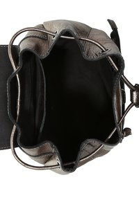 Kovově bronzová kožená kabela ve tvaru pytle s utažením, jemnou texturou a černou vnitřní podšívkou. Obsahuje nastavitelné popruhy na nošení.