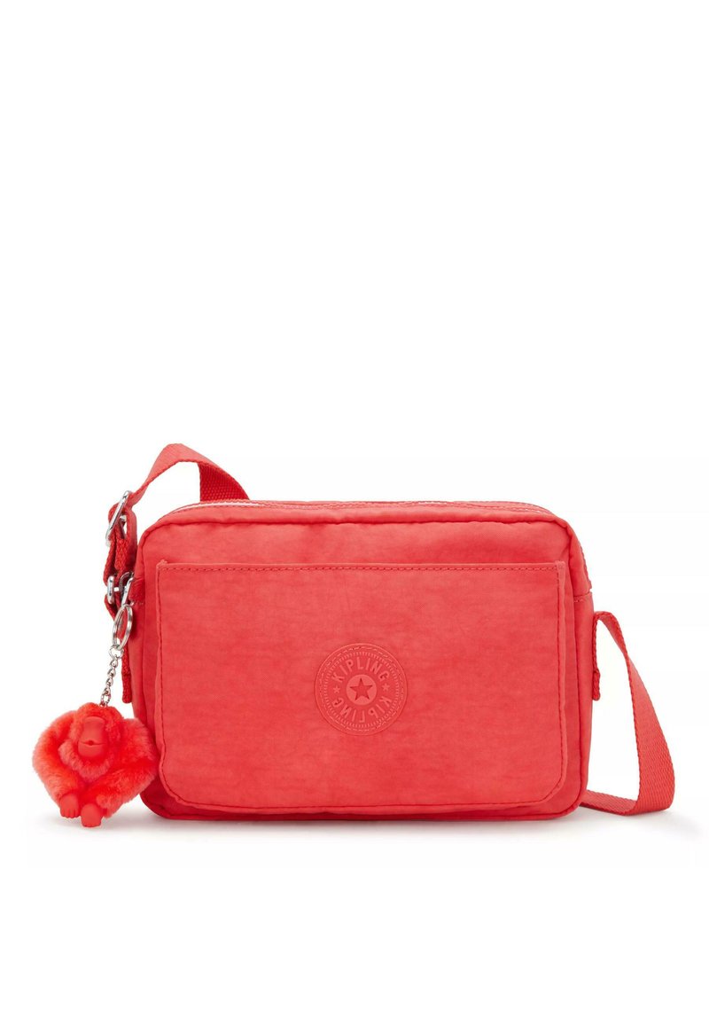 Rød Kipling crossover taske med en tekstureret overflade, rektangulær form, lynlås lukning og en aftagelig pom-pom gorilla charme.