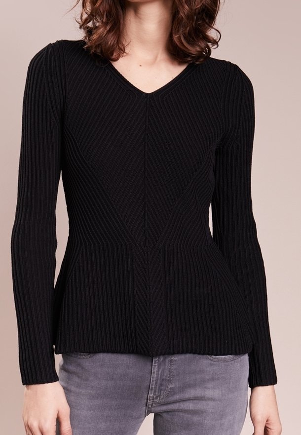Černý žebrovaný pletený top s dlouhými rukávy, s výstřihem do V, přiléhavým pasem a rozšířeným lemem s texturovanými vzory po celém povrchu.