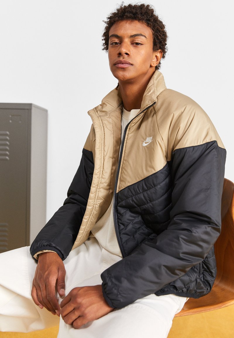Nike Sportswear M NK WR MIDWEIGHT PUFFER - Zimní bunda - black/khaki/sail