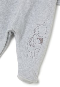 Monos gris de felpa para bebé con mangas largas, que presenta un sutil diseño bordado de oso. Textura suave y puños elásticos.