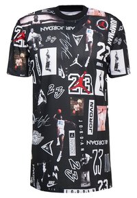 Camiseta negra de manga corta con un diseño de malla, gráficos dispersos del jugador de baloncesto Michael Jordan, logotipos y el número 23.