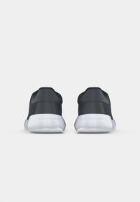Mørkeblå sneakers med en glat tekstur, der har en hvid sål og diskret branding på hælen. Moderne, atletisk design med strømlinet form.