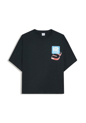 Čierne tričko s krátkym rukávom s malým modro-bielym logom "Race12" a veľkým červeno-čiernym číslom 5 na ľavej hornej strane hrudníka.