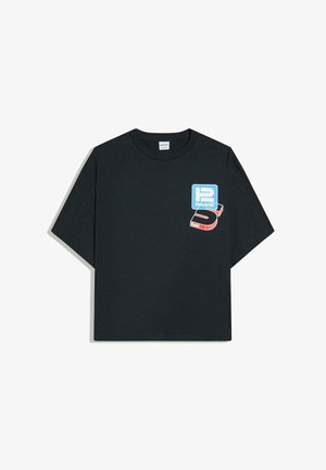 Zwart T-shirt met korte mouwen, met een klein blauw-wit "Race12" logo en een groot rood-zwart cijfer 5 op de linkerborst.