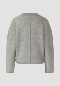 Grauer Wollpullover mit rundem Ausschnitt, langen Ärmeln und einem verkürzten Design. Auffällige Nahtdetails, die entlang der Mitte des Rückens verlaufen.