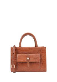 Sac à main en simili-cuir crocodile marron avec une forme structurée, des poignées supérieures et une bandoulière amovible. Il dispose d'une poche avant à rabat et de quincaillerie en argent.