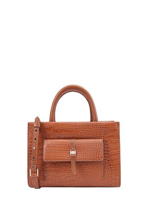 Sac à main en simili-cuir crocodile marron avec une forme structurée, des poignées supérieures et une bandoulière amovible. Il dispose d'une poche avant à rabat et de quincaillerie en argent.