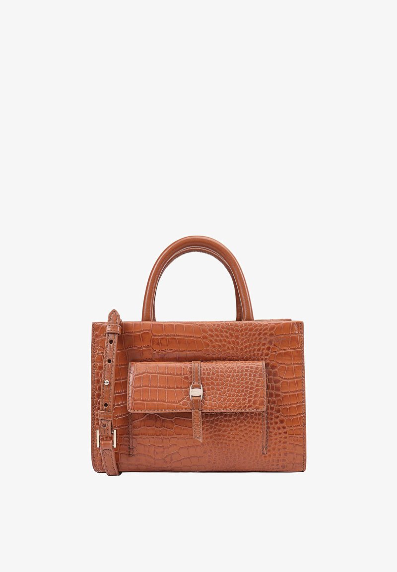 Sac à main en simili-cuir crocodile marron avec une forme structurée, des poignées supérieures et une bandoulière amovible. Il dispose d'une poche avant à rabat et de quincaillerie en argent.