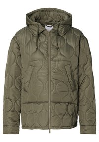 Olivgrön vadderad jacka med huva, som har en framficka, stor ficka och ribbade elastiska ärmslut. Slät, glänsande tyg med ett strukturerat mönster.