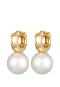 Boucles d'oreilles en or en forme de créole avec une goutte de perle blanche brillante. Le matériel présente une finition polie et un design de fermoir sécurisé.
