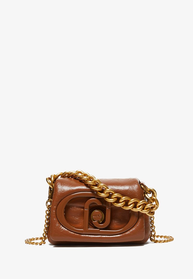 Ruskea nahkainen käsilaukku, jossa on sileä pinta, paksu kultaketjuolkaimi ja korostettu kohokuvioitu logoedustus edessä.