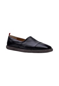 Scarpa in pelle nera senza lacci con punta affusolata, dotata di una suola in gomma texturizzata e di un piccolo dettaglio rosso sul tallone.