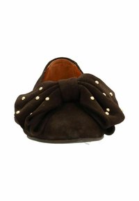 Bruine suède ballerina's hebben een groot strikontwerp versierd met kleine gouden studs. Glad voering met een ronde neus.