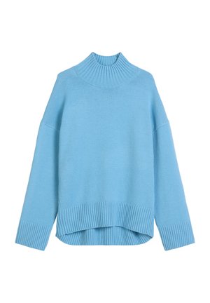 Jasnoniebieski sweter z golfem, z prążkowanym kołnierzem i mankietami, o luźnym kroju i designie z wyższym tyłem. Miękka tekstura dzianiny.