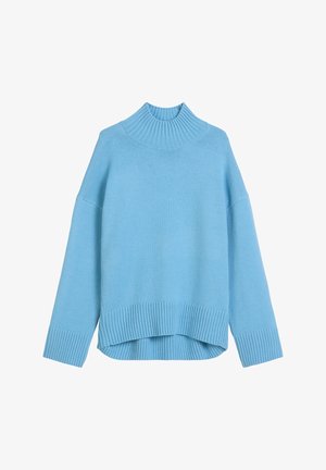 Pull à col roulé bleu clair avec un col et des poignets côtelés, présentant une coupe décontractée et un design à ourlet asymétrique. Texture en maille douce.