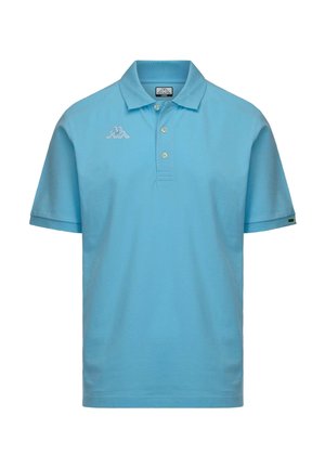 Polo a maniche corte azzurro chiaro con tre bottoni e logo ricamato bianco sul petto sinistro, taglia grande.