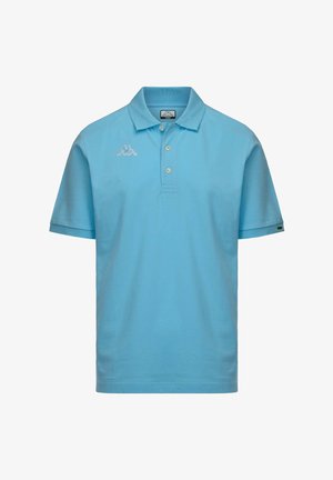 Polo a maniche corte azzurro chiaro con tre bottoni e logo ricamato bianco sul petto sinistro, taglia grande.