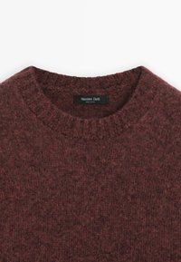 Ciemnoczerwony sweter z okrągłym dekoltem, z ribbowanym kołnierzem, dzianinową teksturą oraz czarną metką z napisem "Massimo Dutti."