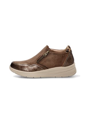 Zapatilla marrón tipo slip-on con cremallera lateral, puntera y talón texturizados, suela beige y detalle de estampado de leopardo en el cuello del talón.