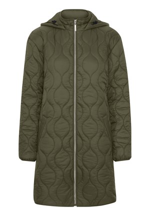 Kootud oliivroheline jope, millel on lukuga kinnitamine, kapuuts ja kaarjad mustrid. Pikkade varrukatega, keskmise pikkusega lõige, sile tekstuur.