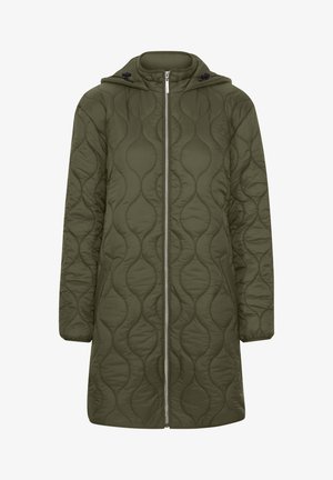 Kootud oliivroheline jope, millel on lukuga kinnitamine, kapuuts ja kaarjad mustrid. Pikkade varrukatega, keskmise pikkusega lõige, sile tekstuur.