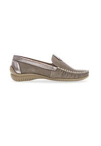 Grijze suède instappers met metallic accenten, decoratieve stiksels en een textuur rubberen zool voor grip en comfort.