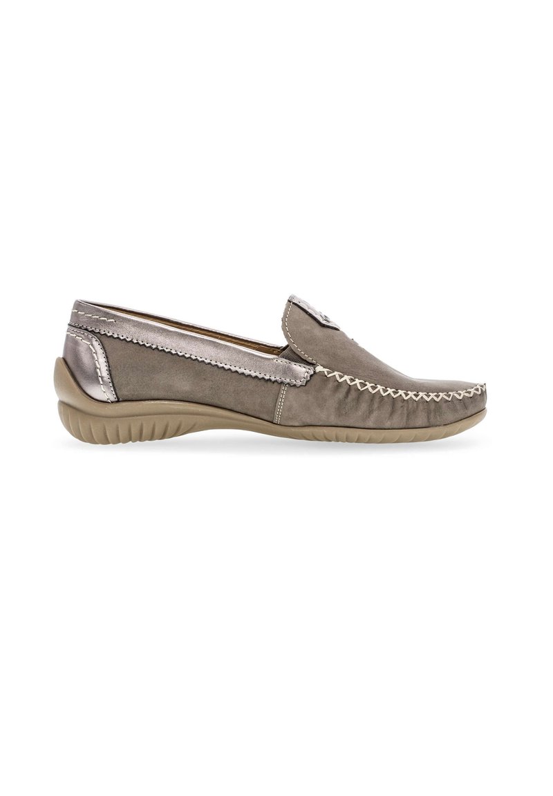 Grijze suède instappers met metallic accenten, decoratieve stiksels en een textuur rubberen zool voor grip en comfort.