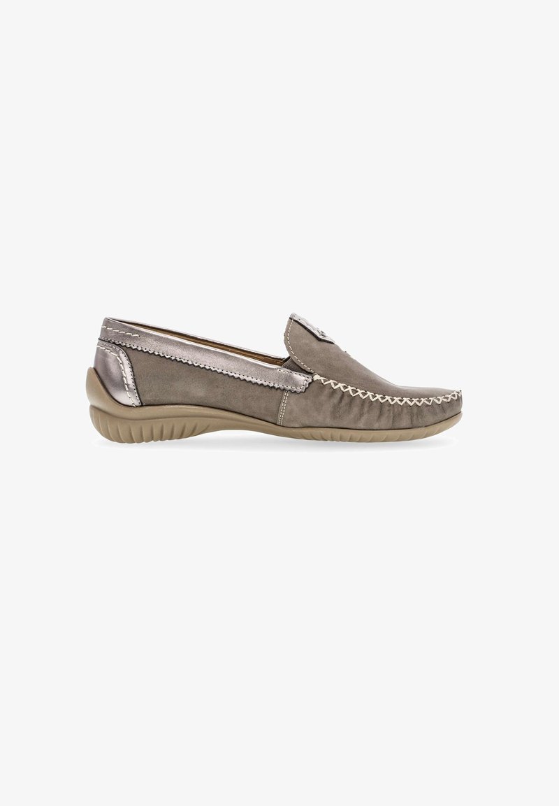 Grijze suède instappers met metallic accenten, decoratieve stiksels en een textuur rubberen zool voor grip en comfort.