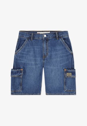 Denim cargoshorts i mellomblått med fem lommer, kontrastsømmer og frontknapp. Har en stor cargolomme på siden.