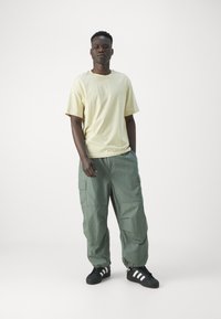 The North Face ZUMU RELAXED TEE - Apdrukāts T-krekls - gravel