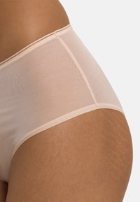 Slip alto in microfibra liscia, senza cuciture evidenti e dalla consistenza morbida. Progettato per comfort e copertura.