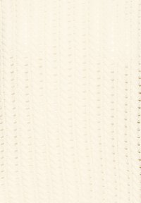 Tissu en maille couleur crème avec un motif vertical en torsades et dentelle, présentant un détail textile texturé et léger.