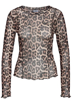 Leopardenprint langmouwtop van transparant materiaal. Heeft een ronde halslijn en een gegolfde zoom, met een mix van aardse tinten en zwarte patronen.