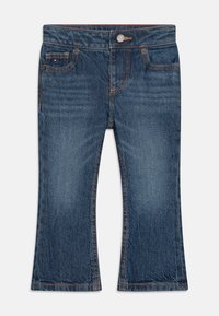 Barns blå denimjeans med knäppning framtill, fickor fram och myntficka, orange sömmar och lätt utsvängning i benen.