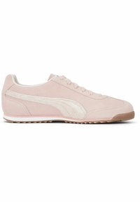 Sneaker roz pal cu accente albe, șireturi plate și talpă din cauciuc texturat. Prezintă o bandă logo contrastantă pe lateral.
