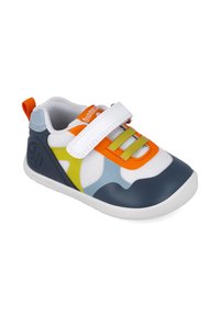 Sneaker multicolore per bambini con tomaia in rete bianca, punta in gomma blu navy, dettagli arancioni e una chiusura con strap in Velcro.