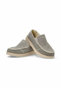 Zapatos de tipo slip-on hechos de tela texturizada en gris con acentos en beige, que cuentan con una punta redondeada y una suela de goma flexible.