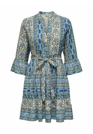 Robe bleue et blanche à motifs floraux et cachemire, manches cloche trois-quarts, col en V et ceinture nouée à la taille.