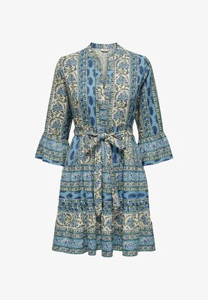 Kék-fehér virágos és paisley mintás ruha háromnegyedes harang ujjakkal, V-nyakkivágással és megkötős derékövvel.