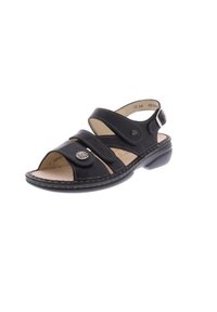 Sandalo in pelle nera con tre cinturini regolabili, punta aperta e un bottone decorativo. Presenta una soletta imbottita e un tacco basso.