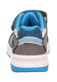 Grauer Sportschuh mit blauen Akzenten, Mesh-Futter und Klettverschluss. Verfügt über strukturierte Oberflächen und eine weiße Laufsohle mit blauer Basis.