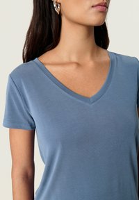 Soaked in Luxury COLUMBINE V-NECK - T-shirt - bas - bijou blue