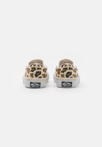 Scarpe Vans slip-on con tomaia in stampa leopardata beige, interno beige e suola in gomma bianca. Presentano accenti elastici laterali doppi e etichetta con logo sulla suola.